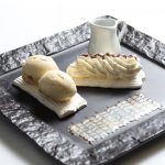 Dame Blanche en Faux-millefeuille de Meringue et Chocolat Chaud